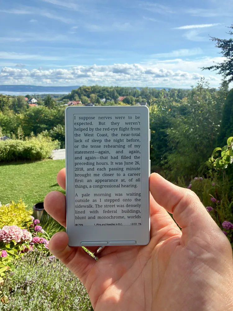 Jeg har limt en e-bokleser bak på telefonen